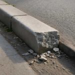 Причины сколов на бордюрных камнях после зимней уборки снега