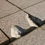 Откуда берутся сколы на гранитных плитах у входных групп