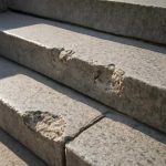 Почему на гранитных ступенях появляются сколы после уборки льда
