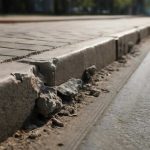 Почему после уборки на каменных бордюрах появляются сколы