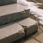 Почему весной появляются сколы на кромках гранитных лестниц