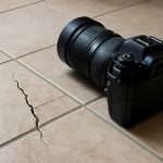 Как ливень выявляет скрытые трещины на плитке переходов