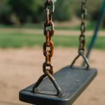 Следы коррозии на цепях детских качелей и их причины