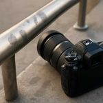 Почему утренний дождь оставляет следы на металлических поручнях