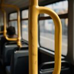 Следы на пластиковых поручнях в транспорте и причины их появления