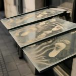 Почему на стеклянных козырьках остаются следы песка после ветра
