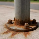 Откуда берутся следы ржавчины на крепежах уличных фонарей