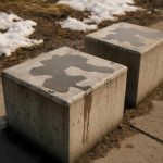 Почему на бетонных тумбах проступают следы влаги после оттепели