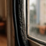 Почему летняя жара ускоряет старение резиновых уплотнителей дверей