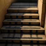 Темные полосы на каменных лестничных площадках и их происхождение