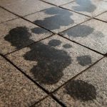 Почему после оттепели темнеют пятна на гранитных плитах