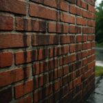 Темные разводы на фасадном кирпиче после ливня и их причины