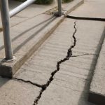 Почему на бетонных пандусах после морозной ночи появляются трещины