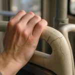 Почему трескаются пластиковые поручни в общественном транспорте