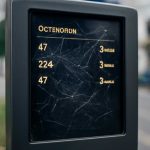 Причины царапин на экранах электронных табло остановок