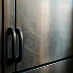 Причины царапин на металлических дверцах после появления конденсата