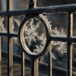 Почему утренний иней рисует узоры на металлических ограждениях