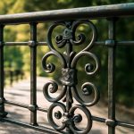 Почему утренний иней рисует узоры на металлических поручнях