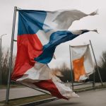 Как ветер разрушает баннеры на фасадах торговых центров