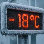 Как мороз меняет работу наружных электронных табло зимой