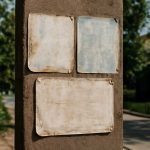 Почему ультрафиолет ускоряет выцветание уличных информационных табличек