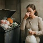 Почему летняя духота усиливает запахи в мусорных камерах домов