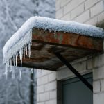Почему зимняя изморозь ускоряет коррозию металлических входных козырьков