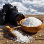 Почему зимняя соль разрушает кромки тротуарного камня у парковок
